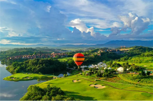 西雙版納州文化和旅游局就《西雙版納熱線(xiàn)》 旅游產(chǎn)業(yè)發(fā)展問(wèn)題與聽(tīng)眾交流，切入到實(shí)際中去。